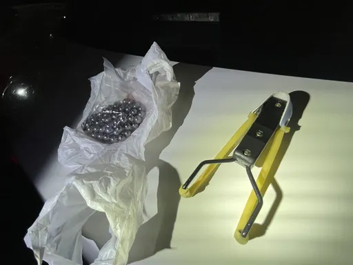 「鋼珠彈怪客」抓到了!連擊淡海輕軌、公車站 被逮彈弓還帶在身上