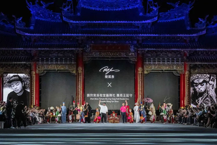 設計師簡國彥與鎮狩宮吳敬堂藝陣社攜手創作的作品打頭陣。簡國彥將八家將傳統精神轉化為未來服飾的概念，融合當代服裝製作手法演繹傳統工藝美學。文化部提供
