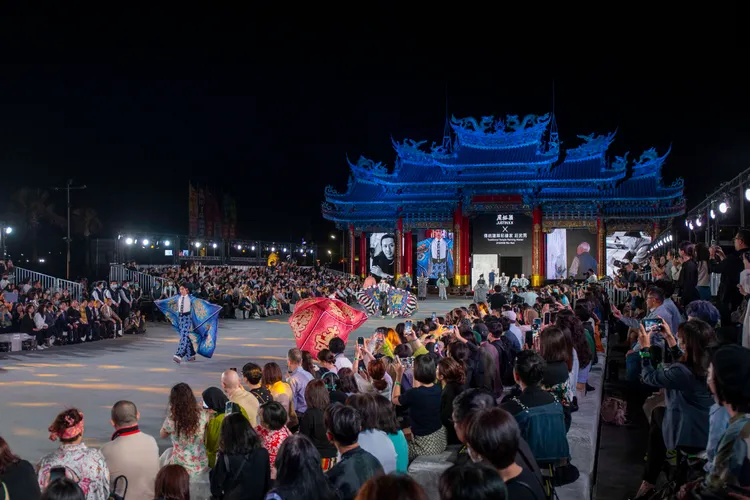 2023台北時裝周AW23開幕秀以南鯤鯓代天府五門式木作大牌樓為背景，打造結合傳統藝陣、表演藝術與時尚走秀的跨界展演。文化部提供