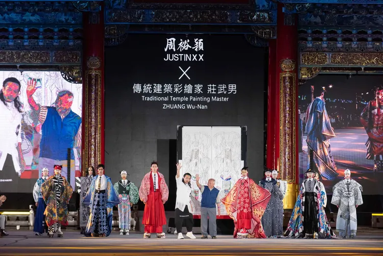 國寶彩繪師莊武男與設計師周裕穎攜手創造的服裝系列，以寺廟彩繪為靈感，融入漫畫網點、放射線條、波紋、棋盤格等元素，打造出街頭龐克風格，表現運動時尚與廟宇藝術共存。文化部提供