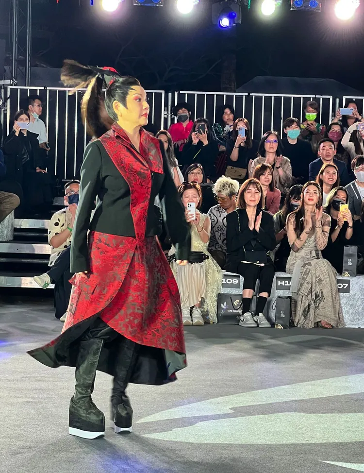 唐美雲霸氣走秀。邱瓈瑩攝