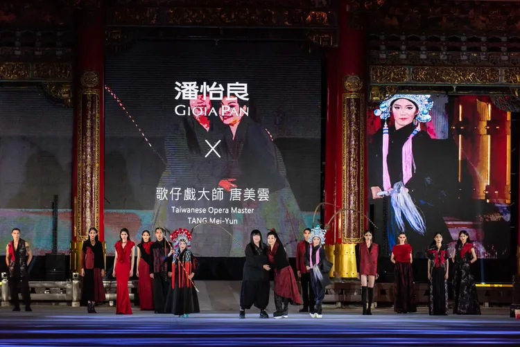 唐美雲歌仔戲團團長暨藝術總監唐美雲遇上設計師潘怡良，以融合歌仔戲特有的音律、造型、色彩、圖案等元素，融於織紋圖騰設計創造出獨特文化特徵的時尚服飾。文化部提供