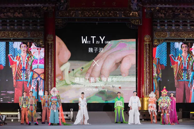 設計師魏子淵與繩結藝師陳夏生與合作，以回收再製的保特瓶圓繩與棉繩編織成的面，打造猶如超越靈格的幻想世界。以結為點、繩為線，製作連結鈕帶、針織棉線結成的捕夢網、網紗和珠飾，營造出仿效臺式文化宗教的瑰麗華美。文化部提供