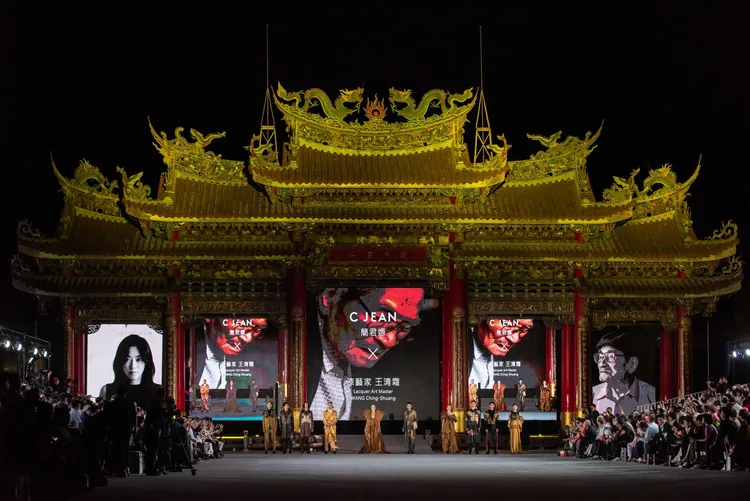 人間國寶百歲漆藝家王清霜與設計師簡君嫄帶來當晚的壓軸系列。簡君嫄二次創作漆藝大師王清霜的作品，以草圖勾勒出服裝輪廓，並運用高端服裝的製作手法層層堆疊，融入漆藝家不朽的匠藝的精神。文化部提供