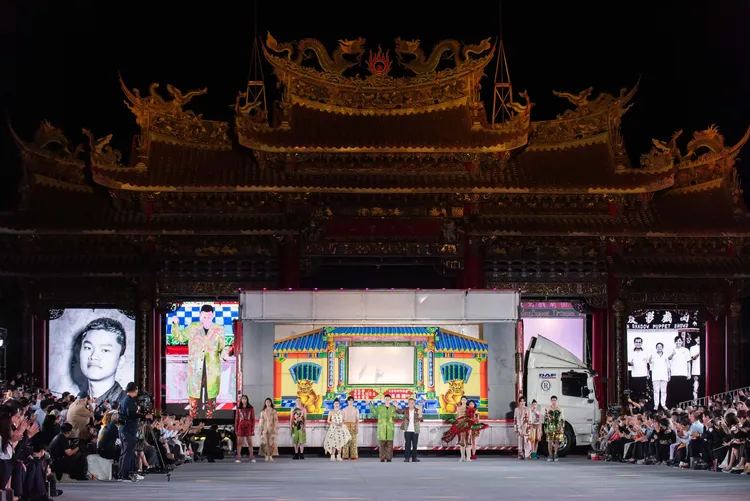 設計師唐宗謙以東華皮影戲團老劇本《孫悟空大鬧天宮》和《西遊記－金兜山獨角青牛》為靈感，融入生旦淨末丑等角色元素，透過解構、編排和重組，搭配皮影戲的牛皮氧化後的米黃色，以迷幻視覺效果詮釋皮影戲工藝傳承、故事、懷舊、童趣和樸實形象，創造出具有現代感的作品。文化部提供