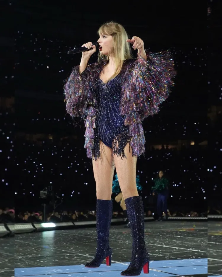 泰勒絲穿著Oscar de la Renta訂製禮服搭配Christian Louboutin水晶靴。翻攝louboutinworld IG