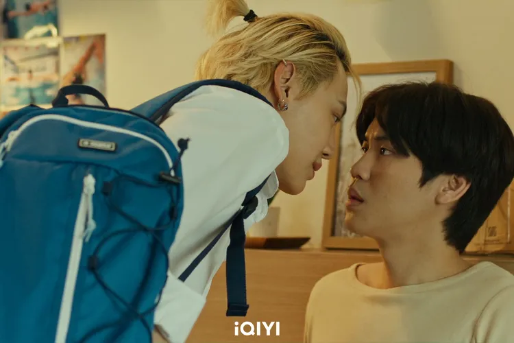 Boun（左）、Prem在《我們之間》飾演游泳隊學長學弟。愛奇藝國際站提供