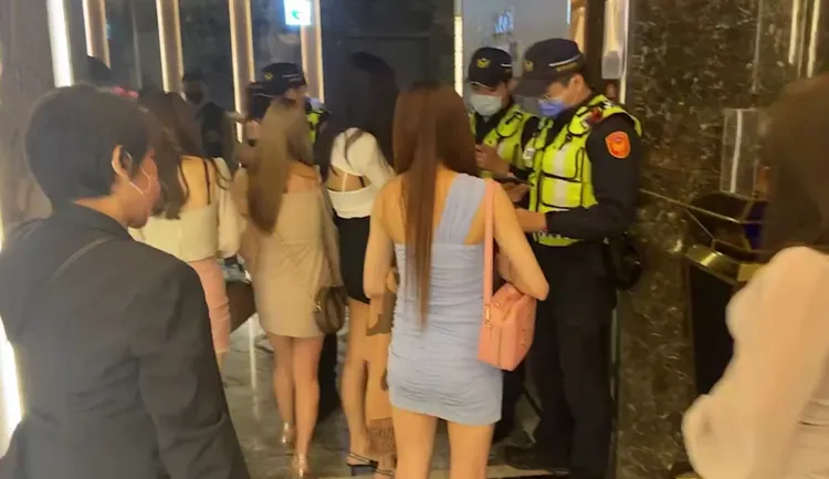 酒店妹接受臨檢。翻攝畫面