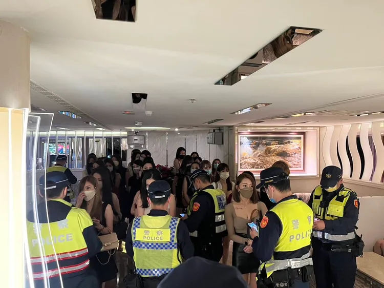 警方臨檢台北市多家酒店。翻攝畫面