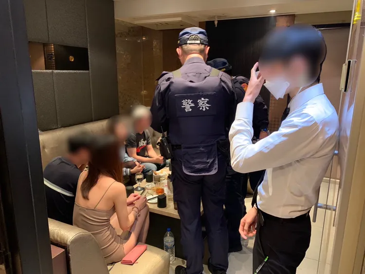警方進到包廂內臨檢。翻攝畫面