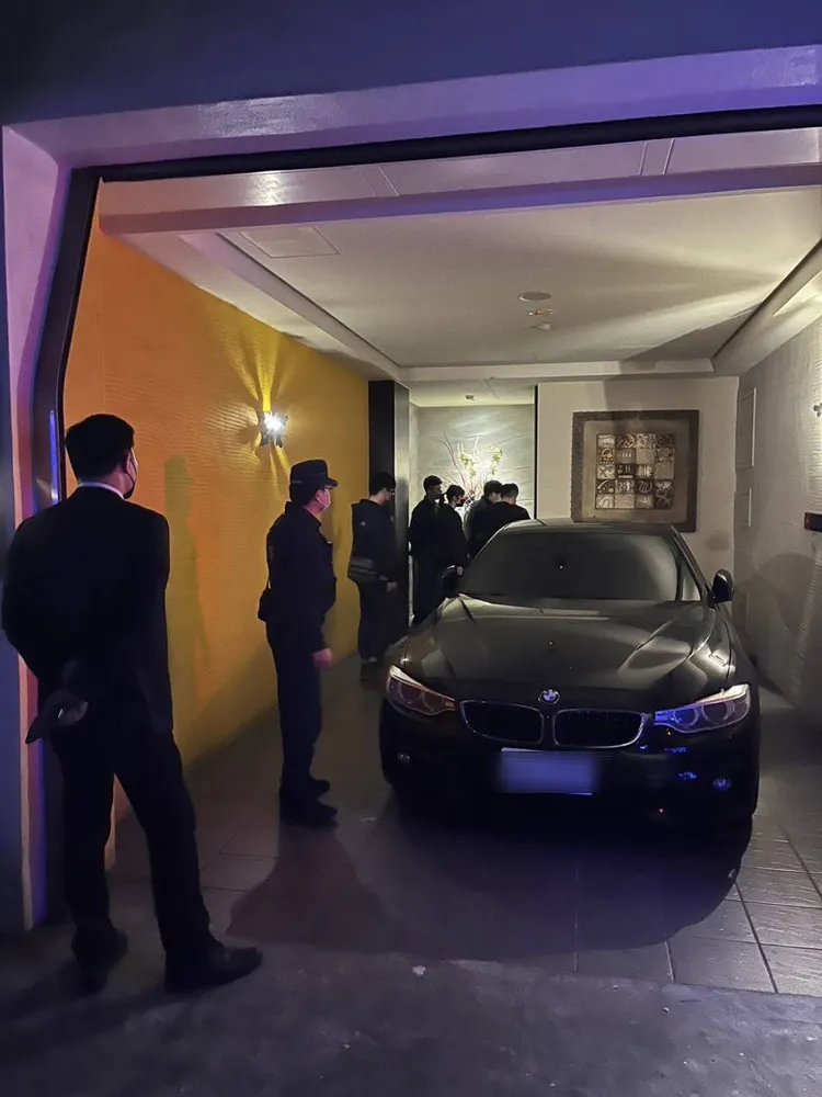 警方掌握嫌犯拘禁施暴摩鐵房號，展開破門攻堅。讀者提供