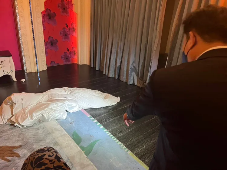 旅館床單與地板留下慘遭施暴被害人血跡。讀者提供