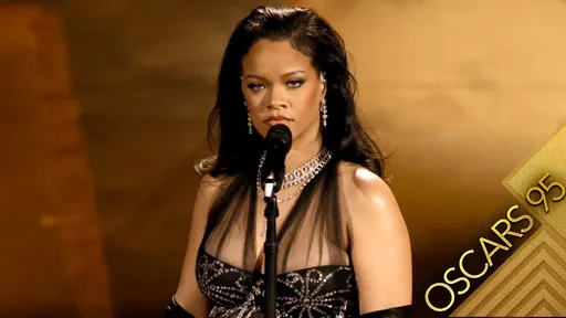 奧斯卡|蕾哈娜爆乳+巨肚獻唱 薄紗透母性光輝全場起立