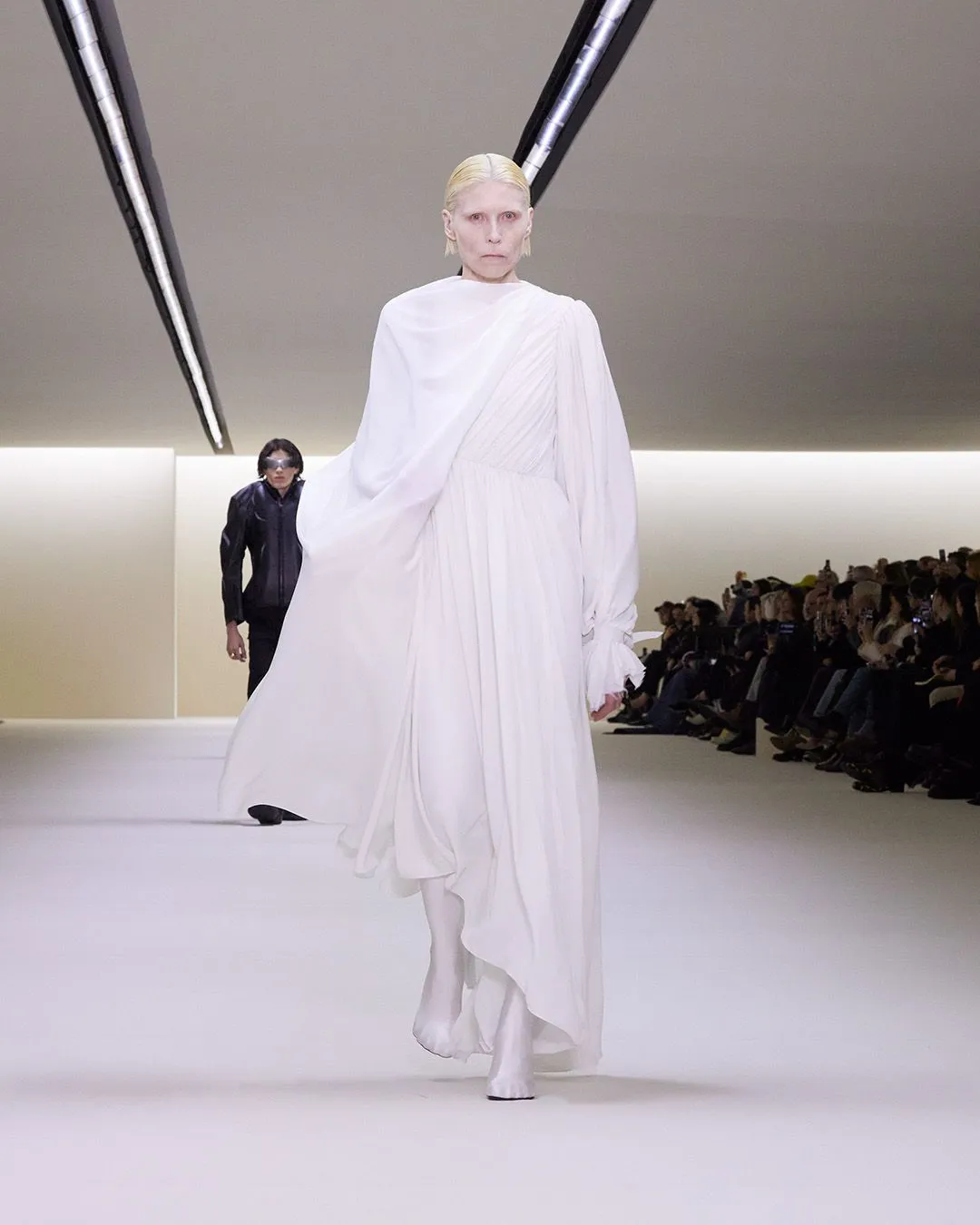 洋裝設計運用不對稱剪裁和布料垂褶創造量感。品牌提供