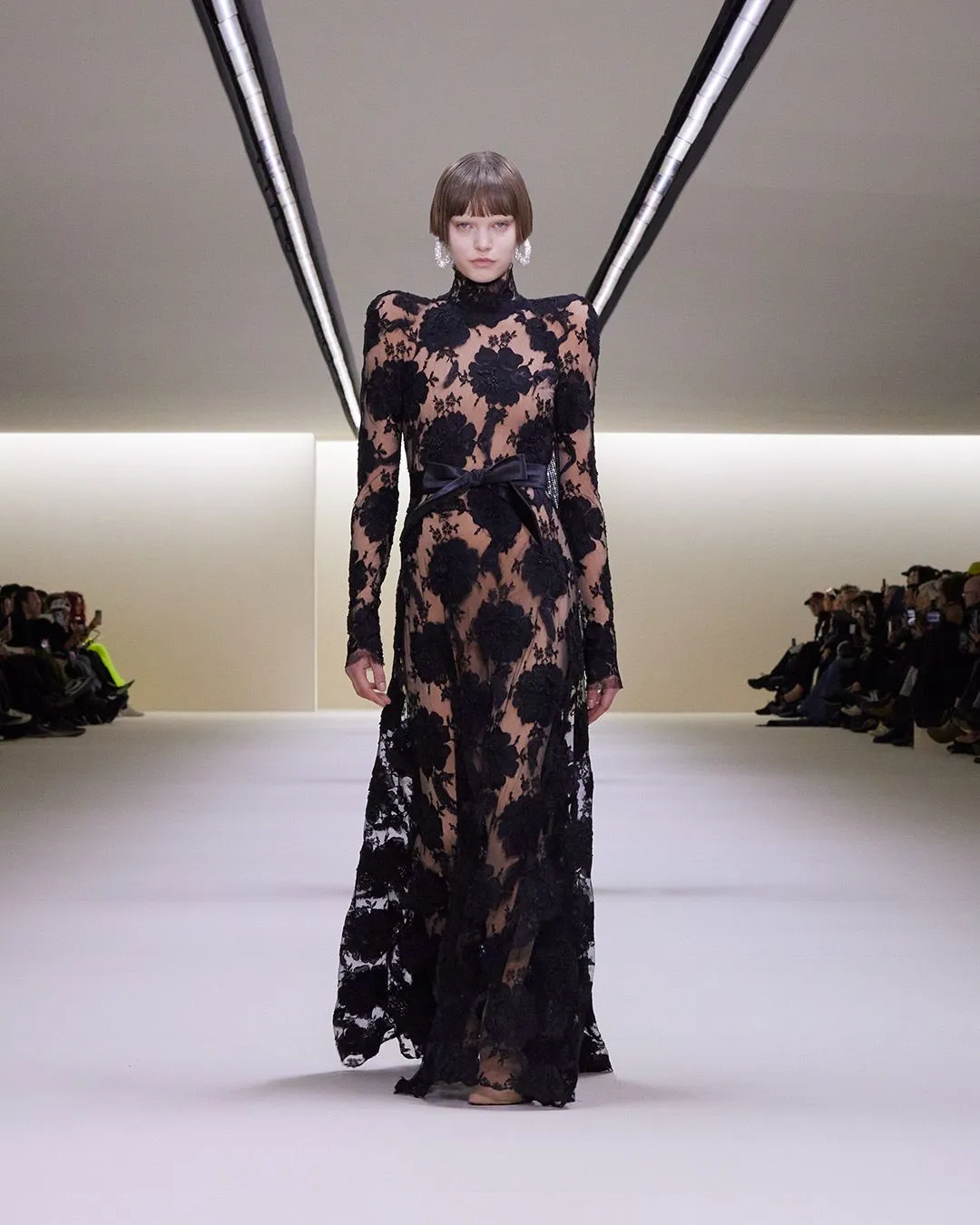 BALENCIAGA 2023冬季系列。品牌提供