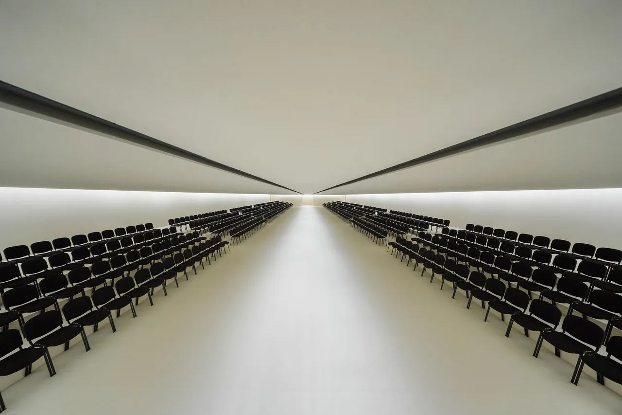 BALENCIAGA秀場以低調素白到極致的「回歸純粹」樣貌登場,僅有觀眾席的黑椅排列著。品牌提供