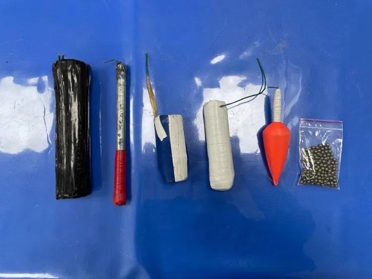 警方查獲土製炸藥5個及製作土製炸藥之鋼珠150顆。翻攝畫面