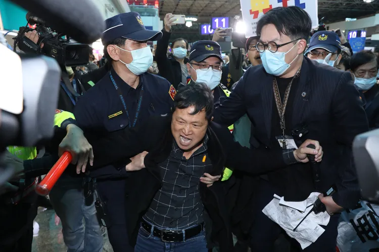 台灣國成員於機場鬧場，並隨即遭警方驅離。鄭孟晃攝