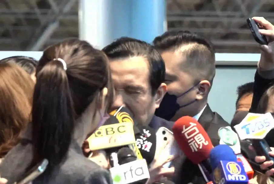 由於桃園機場現場媒體太多,馬英九一度因為推擠,呈現扭曲表情。鄭孟晃攝