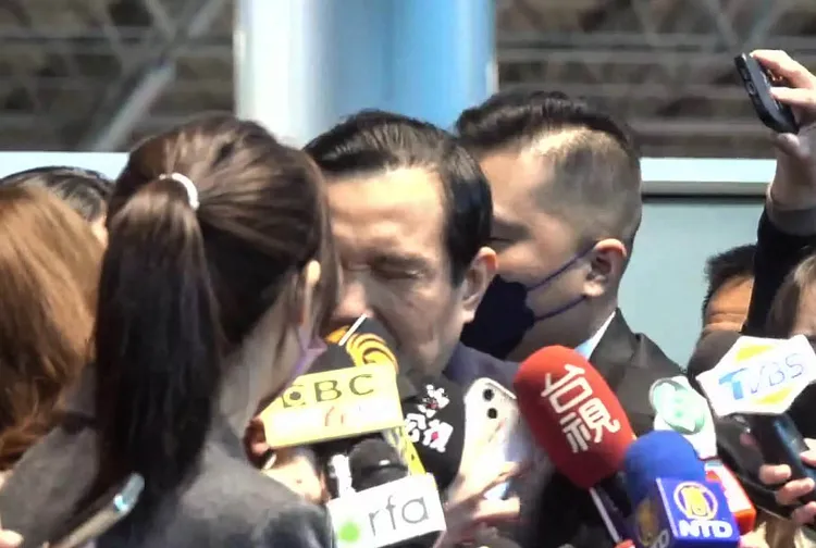 由於桃園機場現場媒體太多，馬英九一度因為推擠，呈現扭曲表情。鄭孟晃攝
