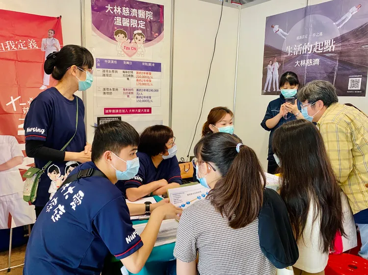 有醫院喊出簽約3年發21萬元獎金。王志弘攝