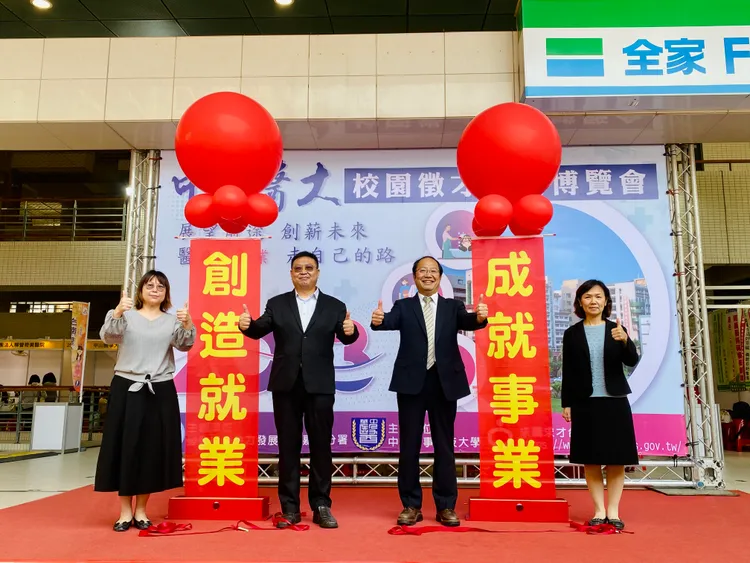 華醫校園就業博覽會熱鬧揭幕。王志弘攝