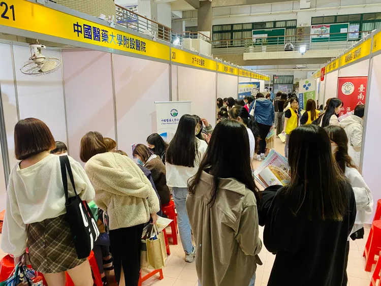 隨疫情解封，招募場面熱絡。王志弘攝