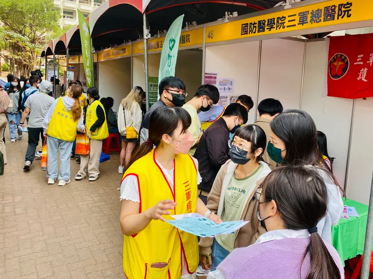 各醫療院所公開薪資福利來吸引準白衣天使。王志弘攝