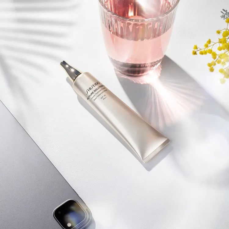 資生堂極上御藏系珍珠光持妝乳，40ml／1950元。品牌提供