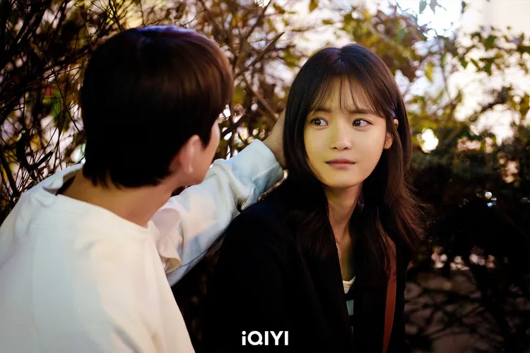 金旻奎（左）使出摸頭殺安慰高甫潔。愛奇藝國際站提供