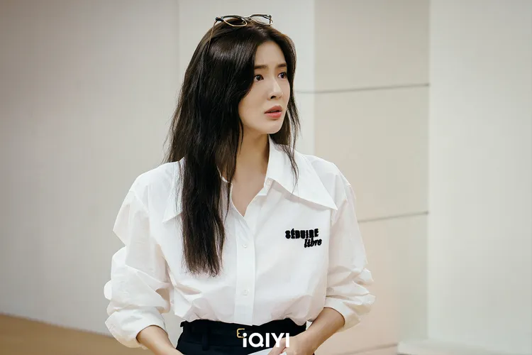 李先彬客串扮演技老師。愛奇藝國際站提供