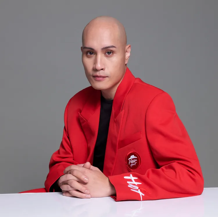 必勝客宣布邀請音樂、主持、戲劇多棲全才「YELLOW黃宣」出任品牌大使「必勝哥」。業者提供