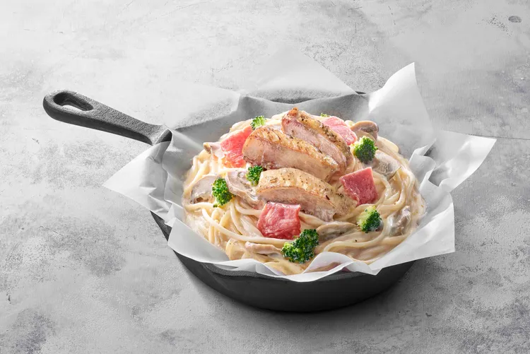 必勝客Pasta Hut「紙包義大利麵」奶油雞腿排、波隆那牛肉丸、羅勒雞腿排紙包義大利麵，單點只要179元。業者提供