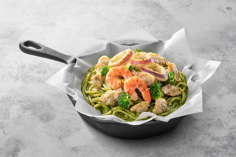 必勝客Pasta Hut「紙包義大利麵」海鮮口味可選波隆那海鮮、奶油海鮮、羅勒海鮮等三款紙包義大利麵，吃得到大尾鮮蝦、Q彈魷魚圈及蛤蜊的鮮美，單點199元。業者提供