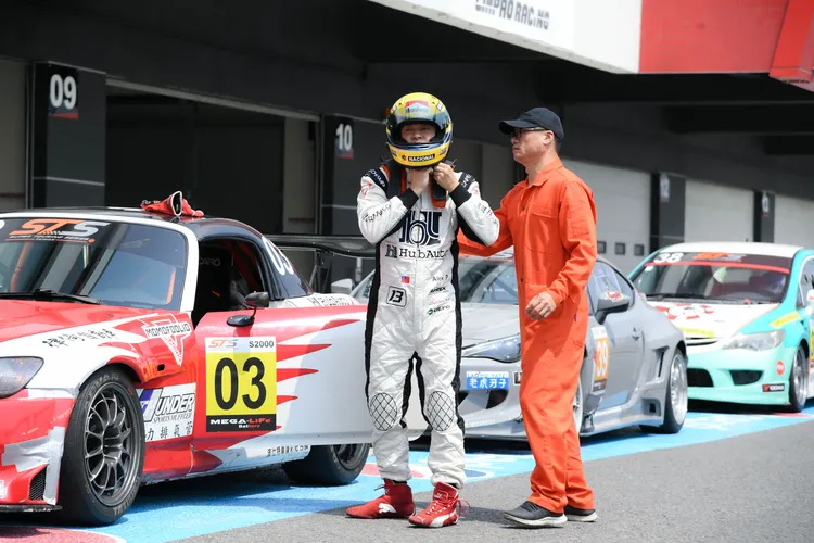 王振復在技師幫忙下重溫舊夢。三立提供