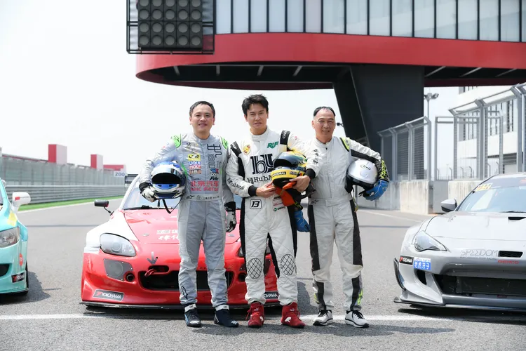 王振復（中）向技師討教賽車技巧。三立提供