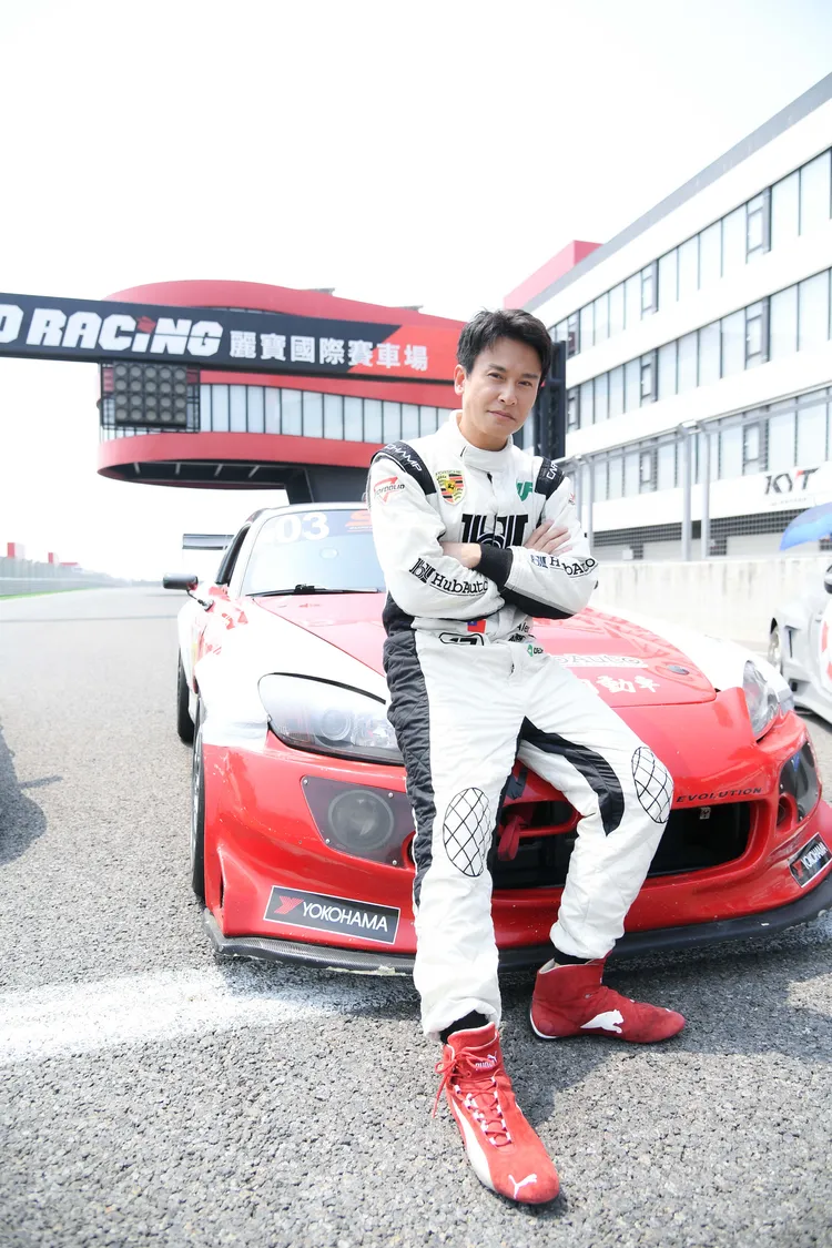 王振復重溫20年前賽車風光。三立提供