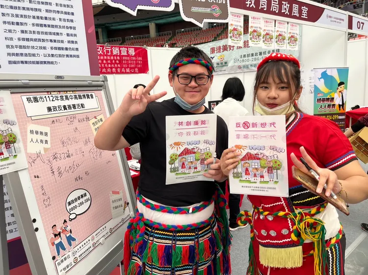 學生簽署廉政宣言、填寫廉政問卷。桃園市府新工處政風室提供