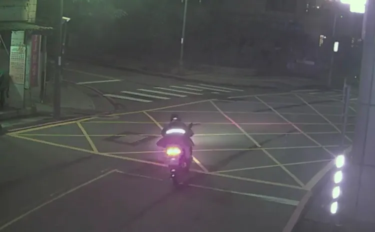 林男犯案後騎乘機車逃逸。翻攝畫面