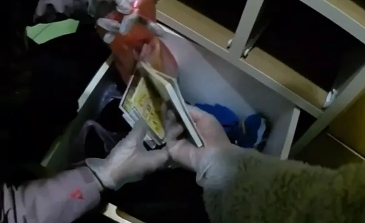 警方在他家中搜索起獲數千張刮刮樂。翻攝畫面