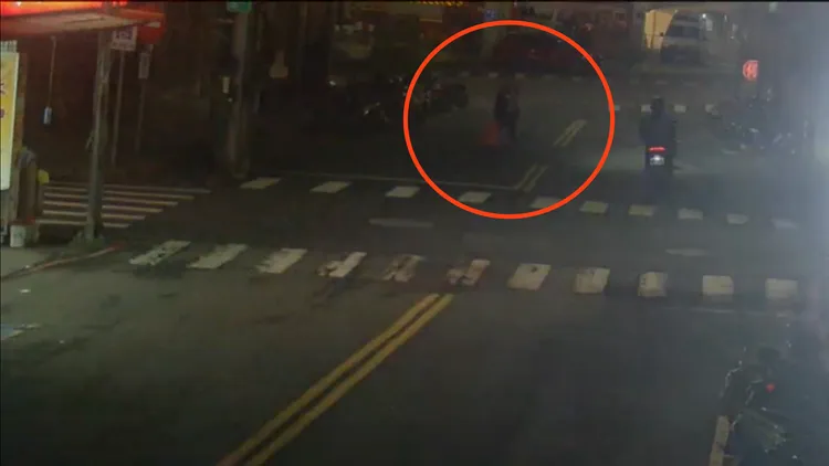林男犯案前將機車停在附近巷弄，再步行穿越馬路往彩券行方向。翻攝畫面