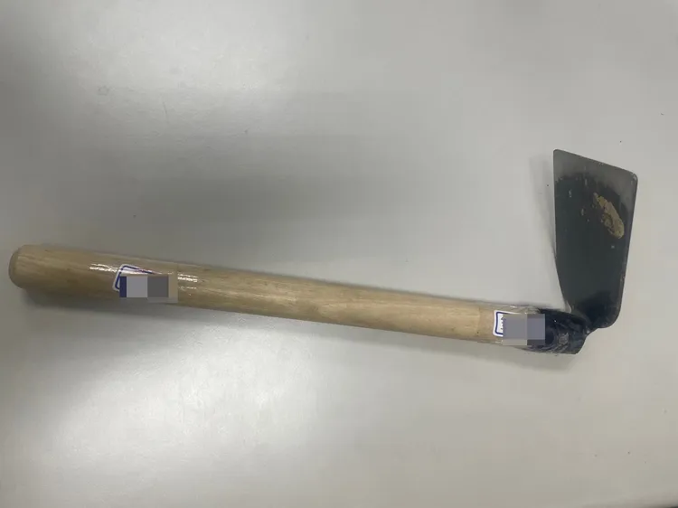 陳男持園藝用小鋤頭刮傷白男。翻攝畫面