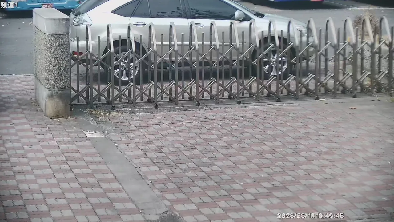 陳男的車擋住停車場出入口,引發糾紛。翻攝畫面