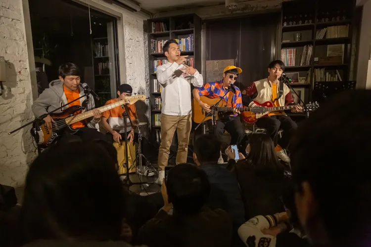 公視主播牛暄文（中）與芒果醬樂團跨界合作。聲音藏在提供