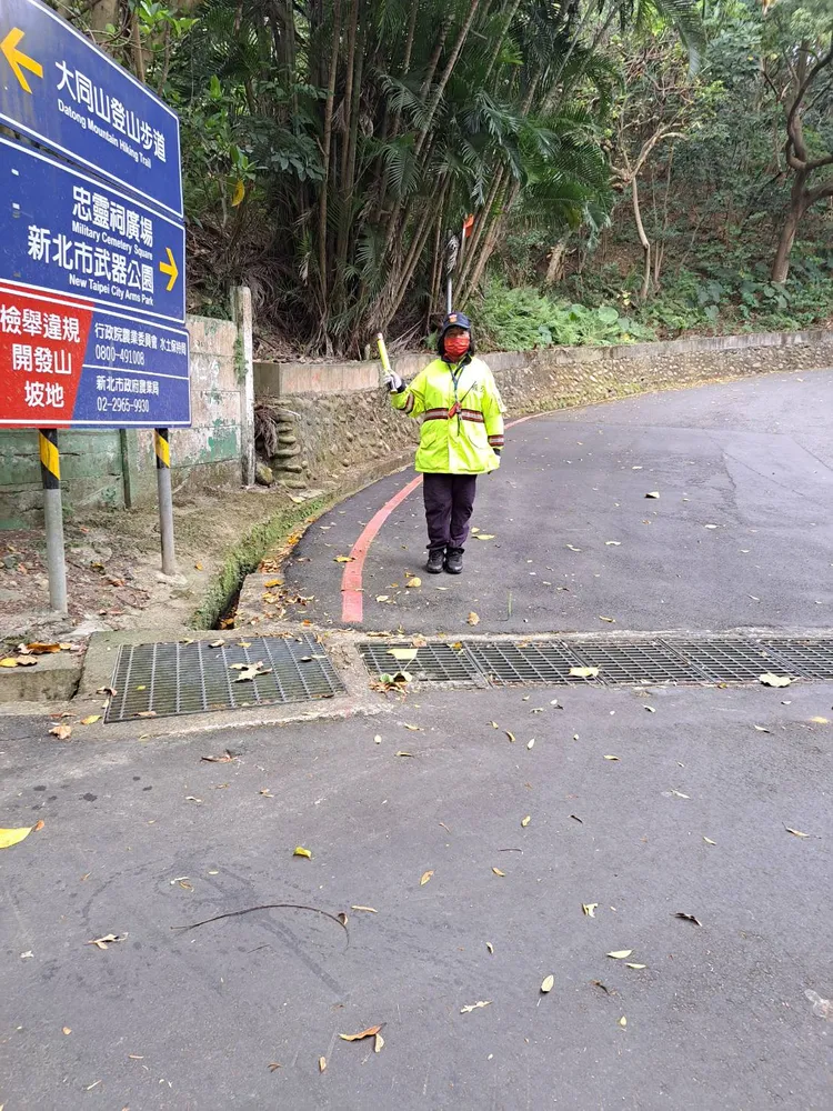 通往公墓及納骨塔路段皆有警員及義交協助疏導。樹林警分局提供