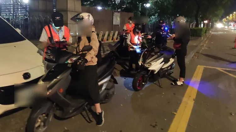 警方攔查機車進行稽查。板橋警分局提供