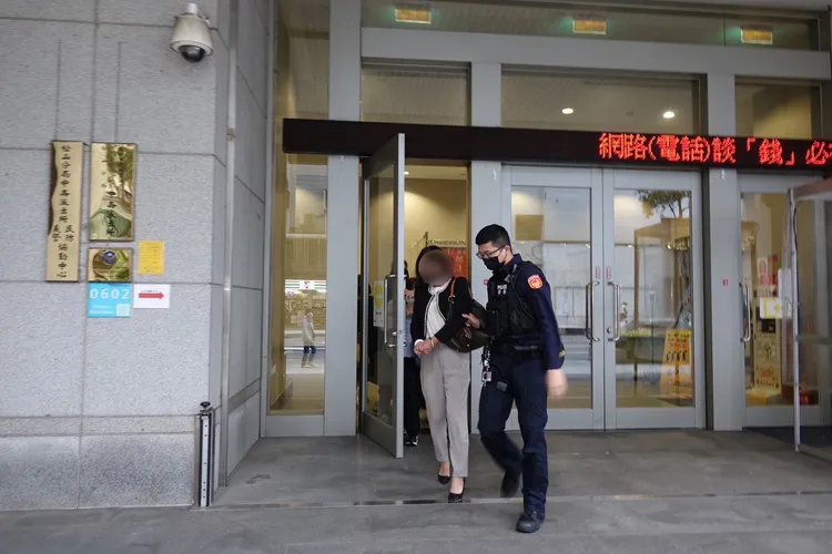 警方逮捕百家樂賭場沈姓負責人。翻攝畫面