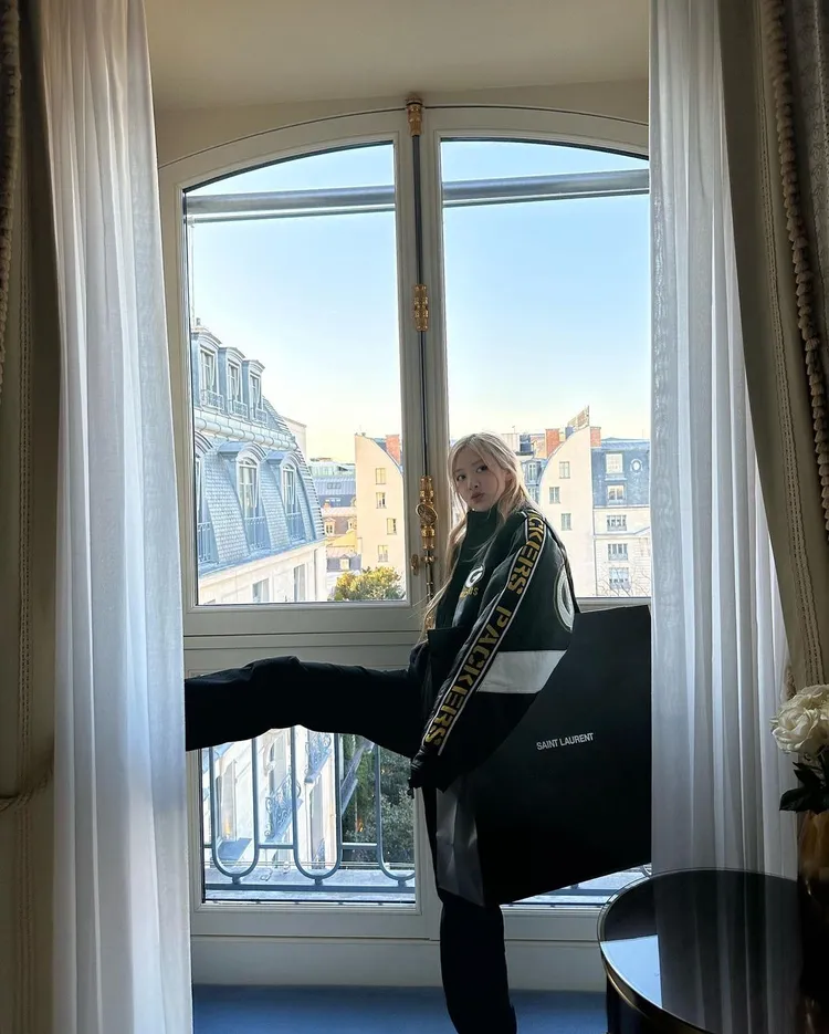 Rosé是SAINT LAURENT的品牌形象大使。翻攝roses_are_rosie IG