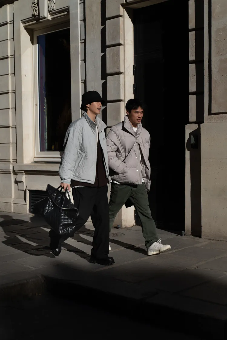 韓團GOT 7成員Mark（左）也被捕捉到拎著Es Giant旅行袋的出街畫面。品牌提供
