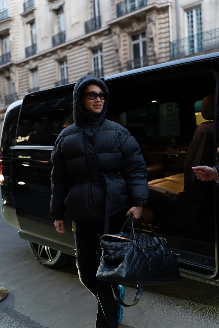 日本混血女星水原希子個性演繹了Es Giant旅行袋的率性魅力。品牌提供